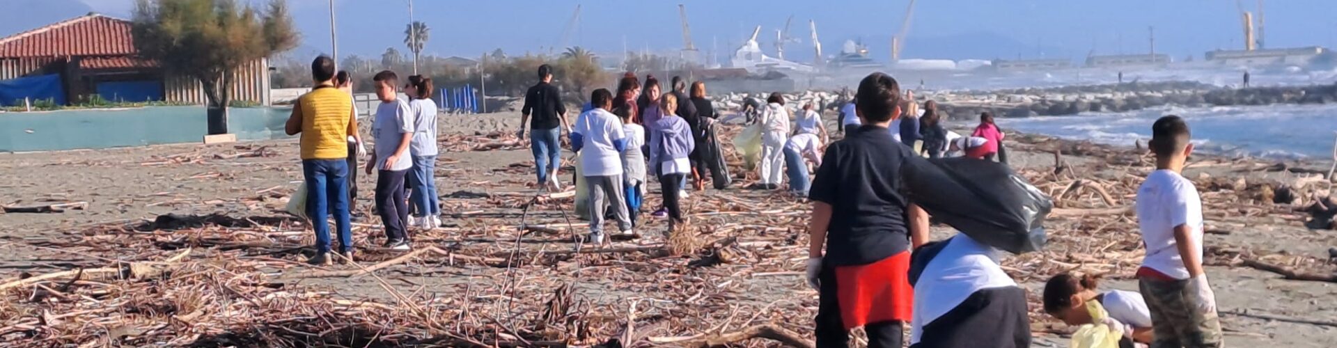 Pulizia delle spiagge: una lezione di sostenibilità a cielo aperto. Anche quest’anno il Club Sarzana – Lerici ha realizzato il service dedicato all’ambiente.